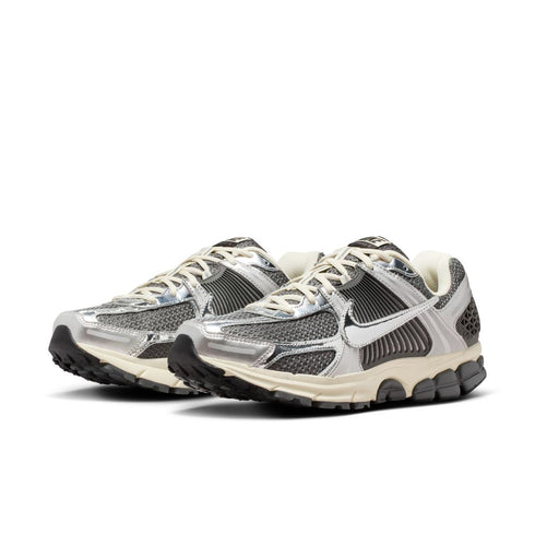 NIKE Zoom Vomero 5 Men's Apparel