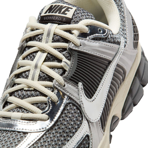 NIKE Zoom Vomero 5 Men's Apparel
