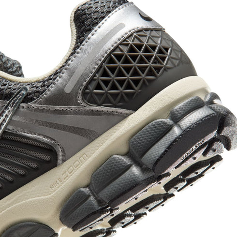 NIKE Zoom Vomero 5 Men's Apparel